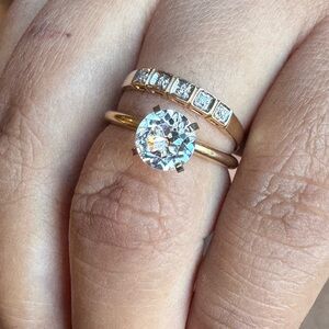 750 (18kt) Gold band with Diamond accents